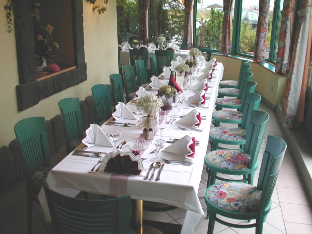 Dekorierte Festtafel im Thomashof